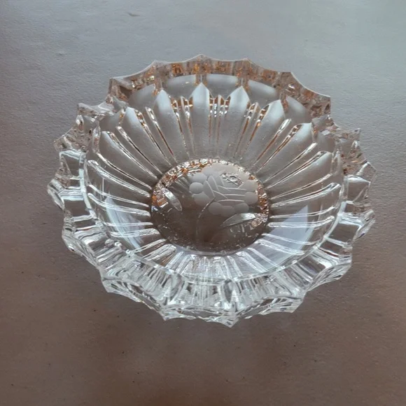 VINTAGE CLEAR CUT CRYSTAL CIGAR ASHTRAY FLOWER ETCHED IN THE BOTTOM. - Picture 2 of 5